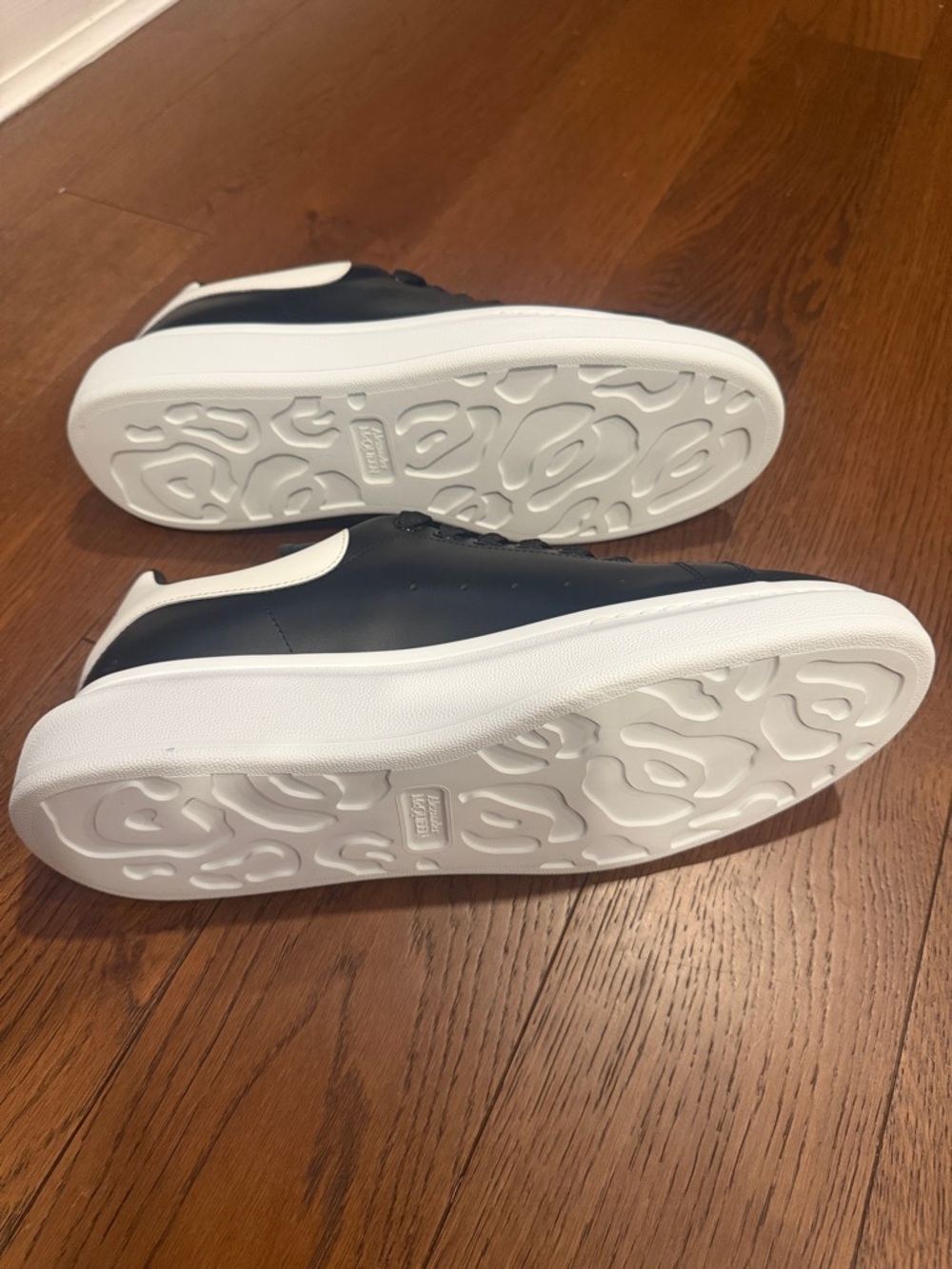 Alexander McQueen Black and White Leather Low-Top Sneakers - Picture 4 of 4